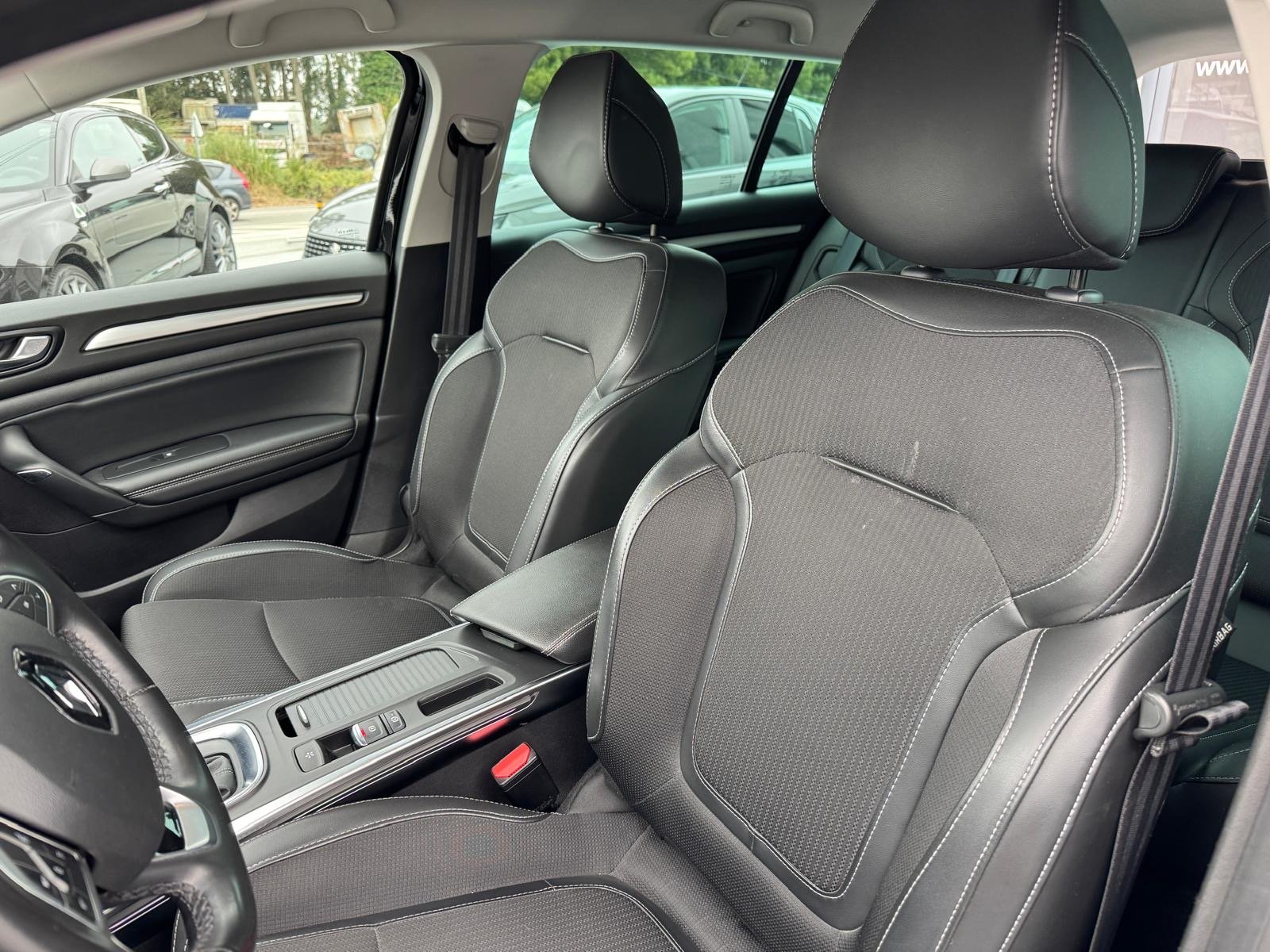 Renault Mégane Sport Tourer 1.5 Blue dCi Limited EDC - imagem 18